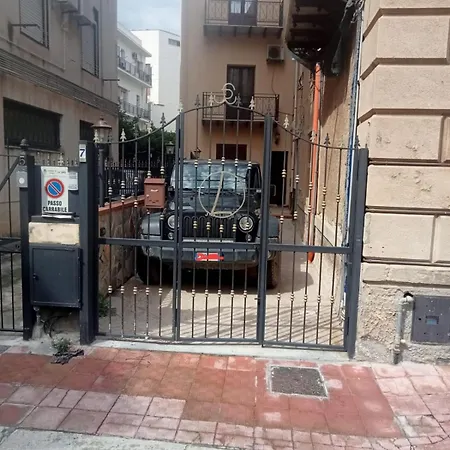Lägenhetshotell Casa Del Dottore Cefalù